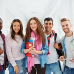 45288300-étudiants-heureux-regardant-la-caméra-avec-le-sourire